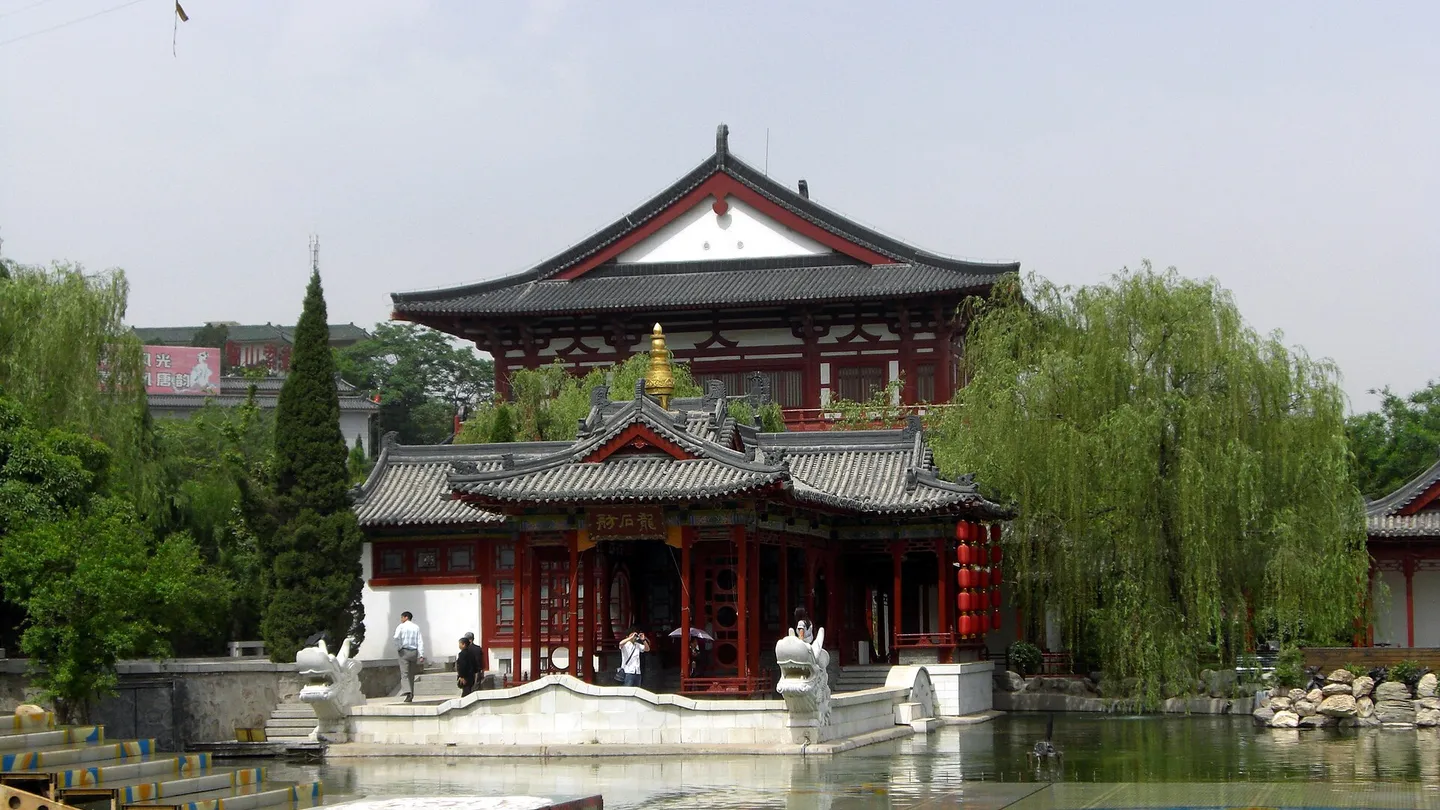 Huaqing Hot Springs palace pavilions below Mount Li